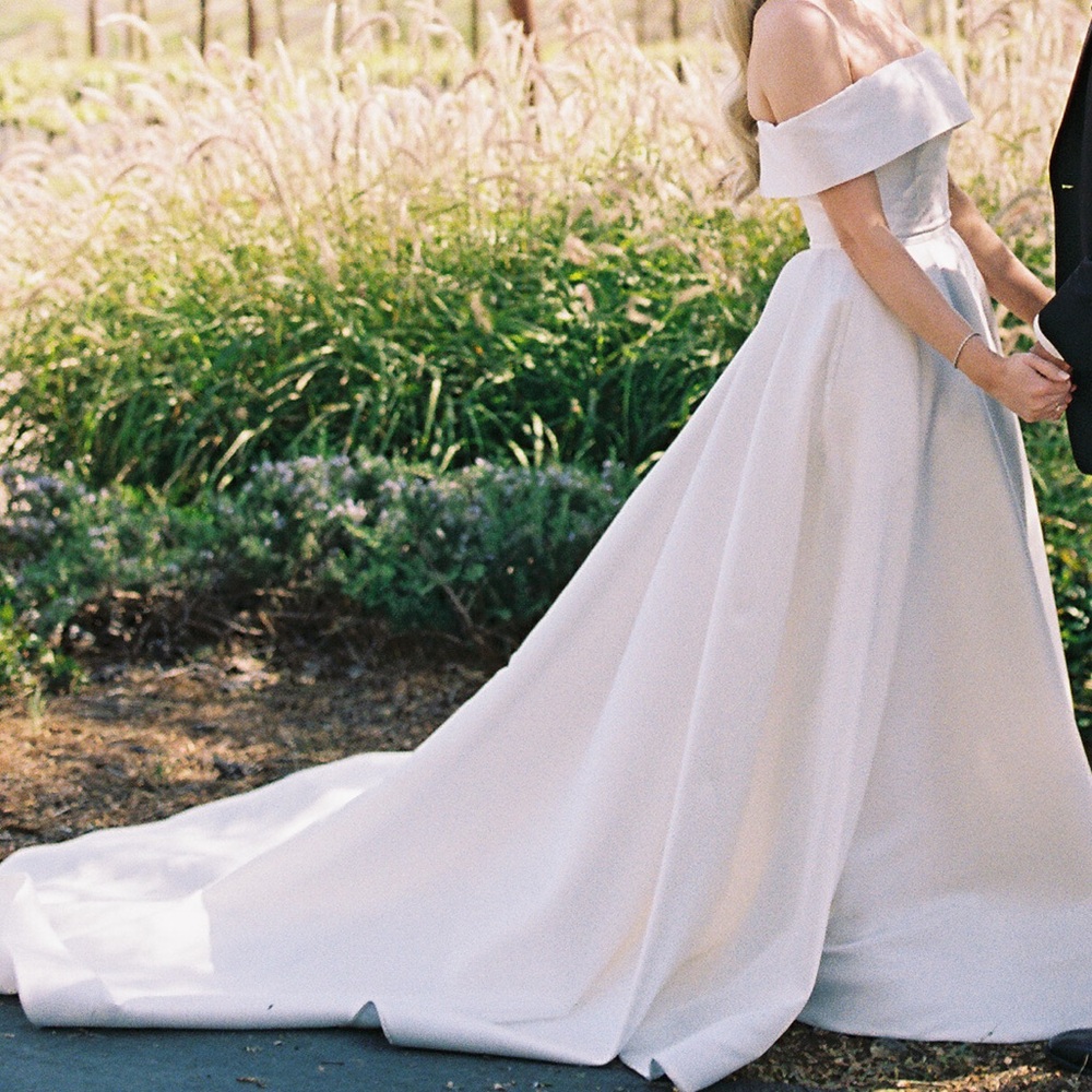 Leah Da Gloria Keira Wedding Gown Size 4